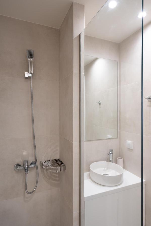Newly Renovated 2 Bedroom Apartment, 5Min To Metro Athene Buitenkant foto