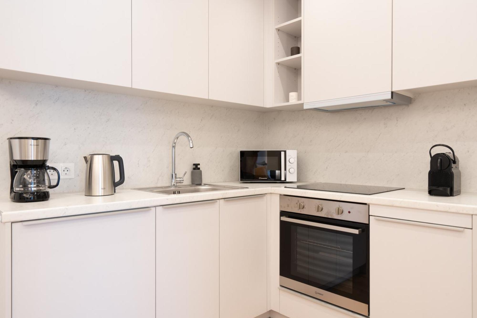 Newly Renovated 2 Bedroom Apartment, 5Min To Metro Athene Buitenkant foto