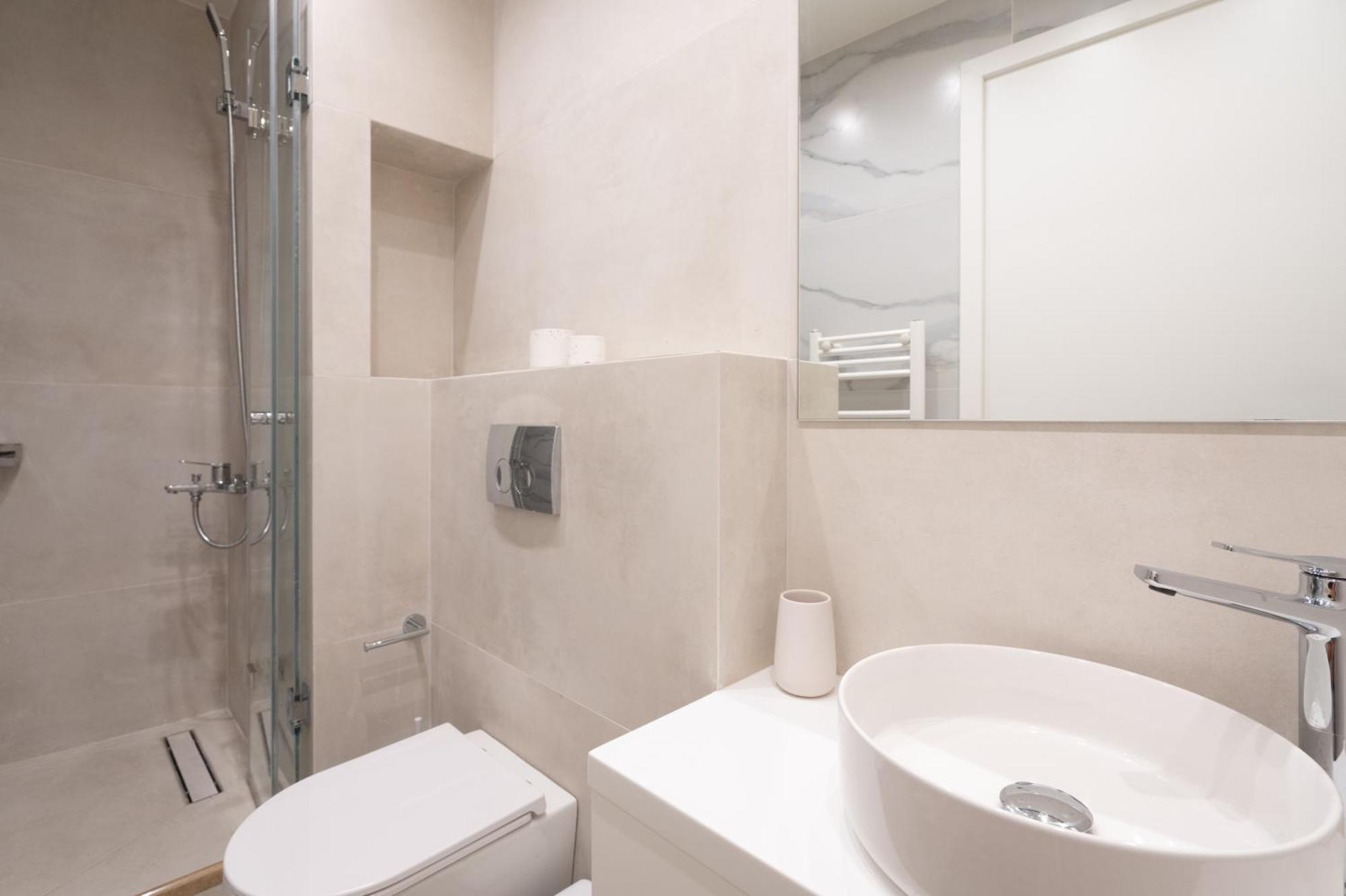 Newly Renovated 2 Bedroom Apartment, 5Min To Metro Athene Buitenkant foto