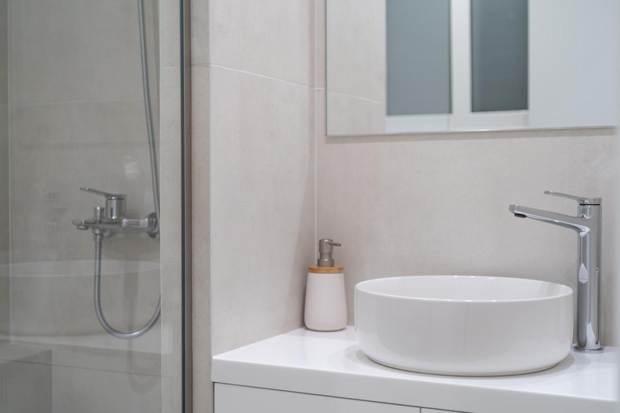Newly Renovated 2 Bedroom Apartment, 5Min To Metro Athene Buitenkant foto